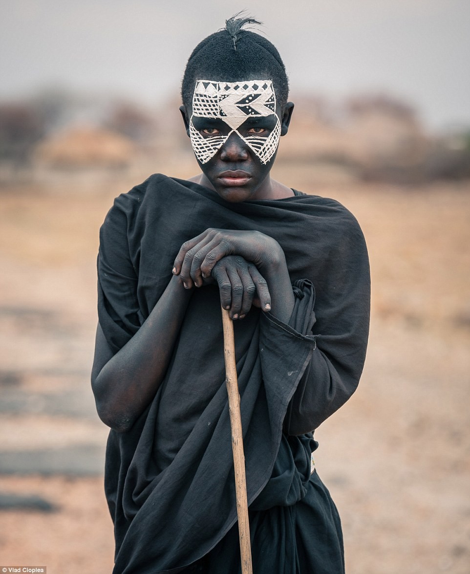 Trong chuyến đi kéo dài 20 ngày khám phá, tìm hiểu cuộc sống của 3  bộ lạc ở Tanzania đó là: Maasai, Bushman và Tatoga, nhiếp ảnh gia Vlad Cioplea đến từ Romania đã có những thu hoạch bất ngờ. Trong số đó, Cioplea rất ấn tượng với ập tục ăn thịt khỉ của bộ lạc ở Tanzania mặc dù ông không ăn món ăn này. Trong ảnh là một thành viên thuộc bộ lạc Maasai đang trong quá trình thử thách sống 3 tháng ở ngoài thiên nhiên hoang dã.